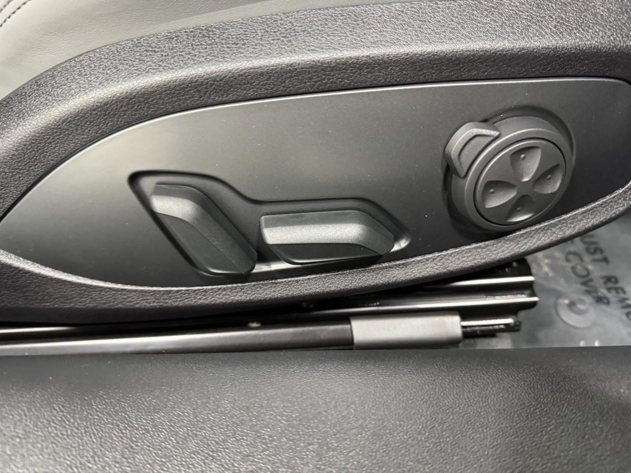 Audi TTS Coupe Vehicle Full-screen Gallery Image 19