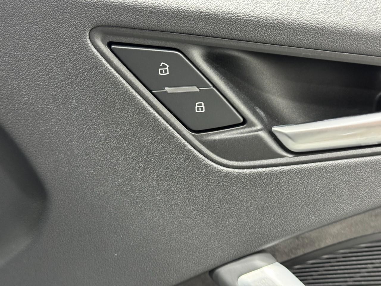 Audi TTS Coupe Vehicle Full-screen Gallery Image 20