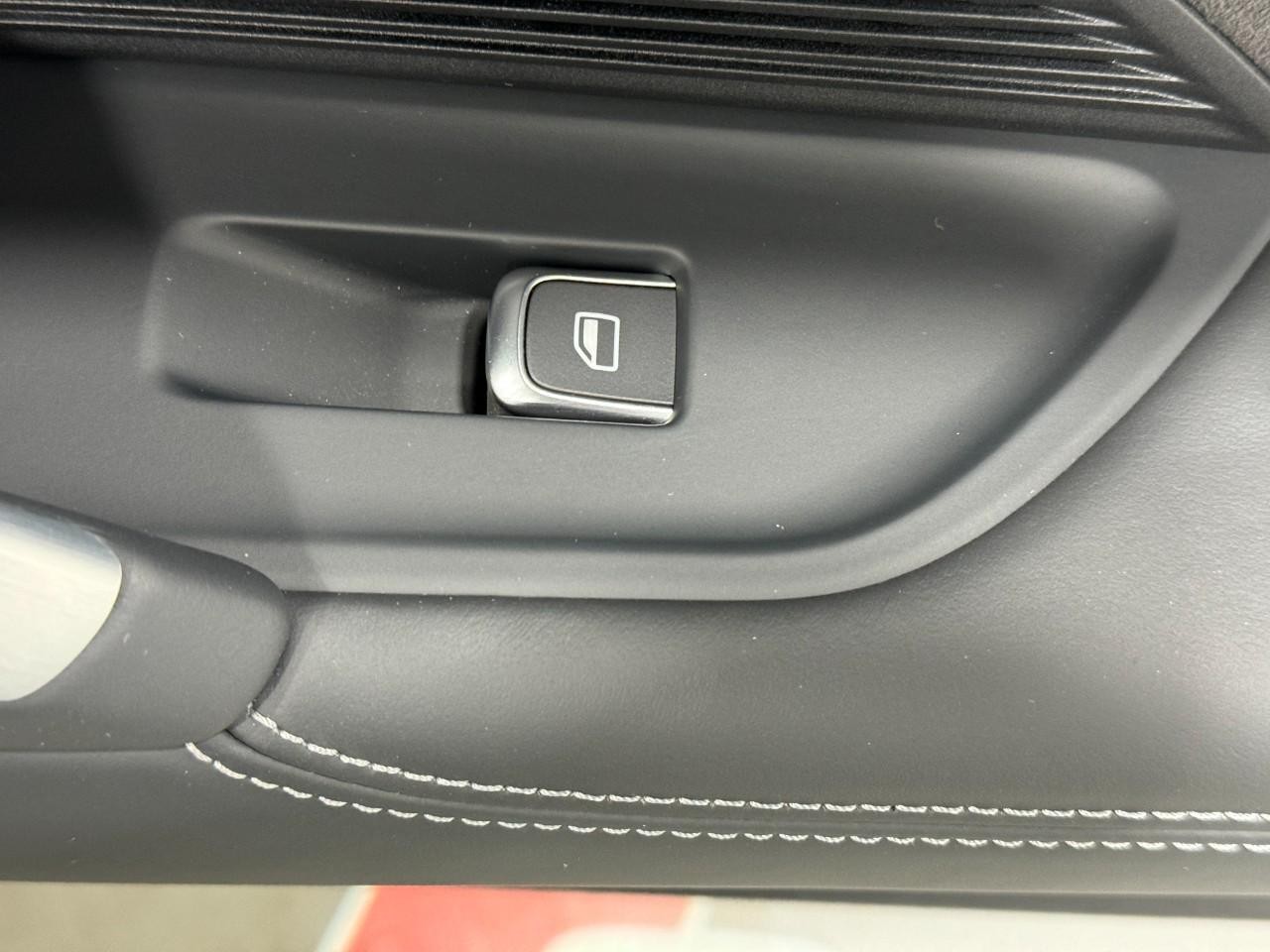 Audi TTS Coupe Vehicle Full-screen Gallery Image 21