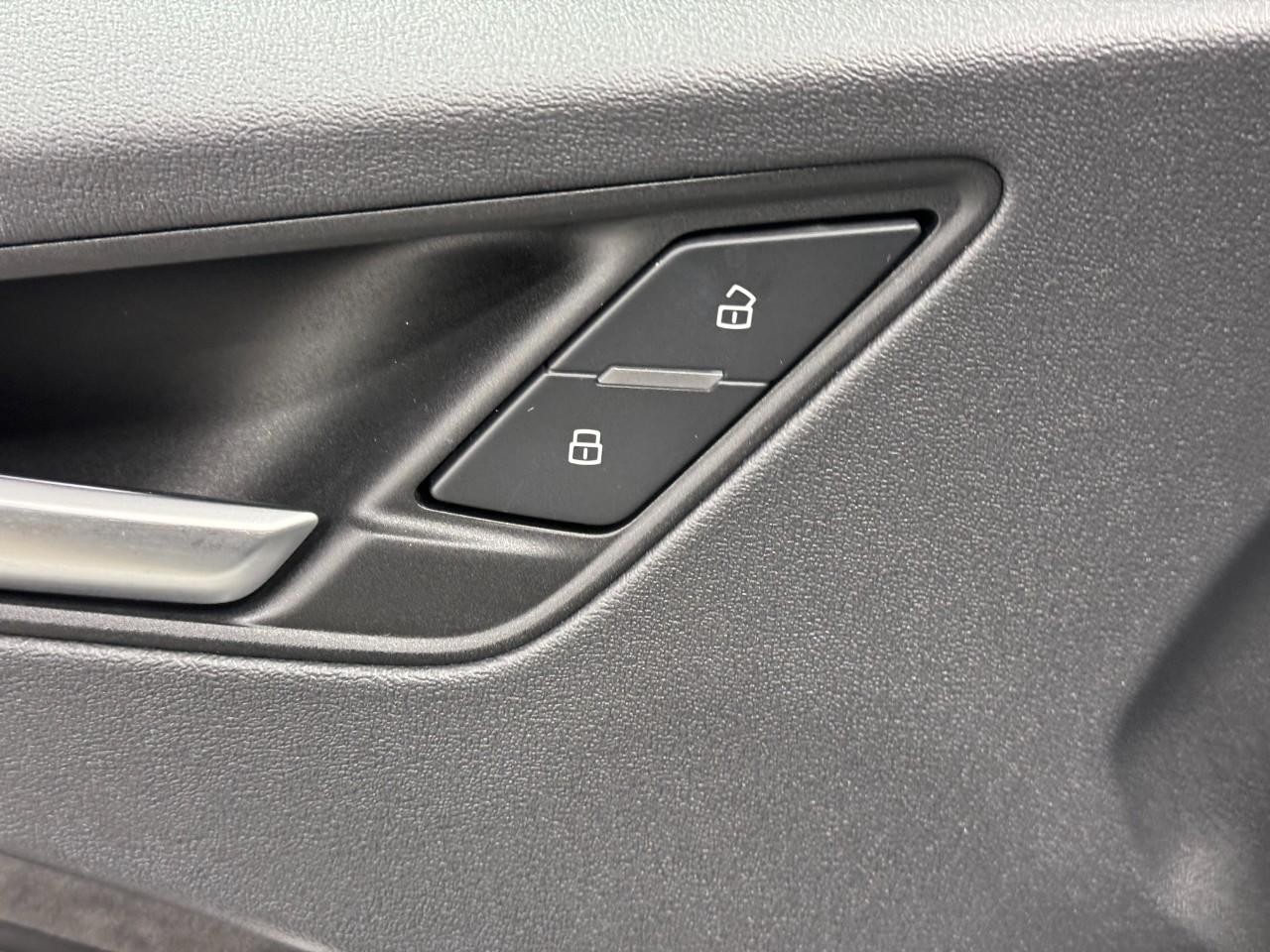 Audi TTS Coupe Vehicle Full-screen Gallery Image 22