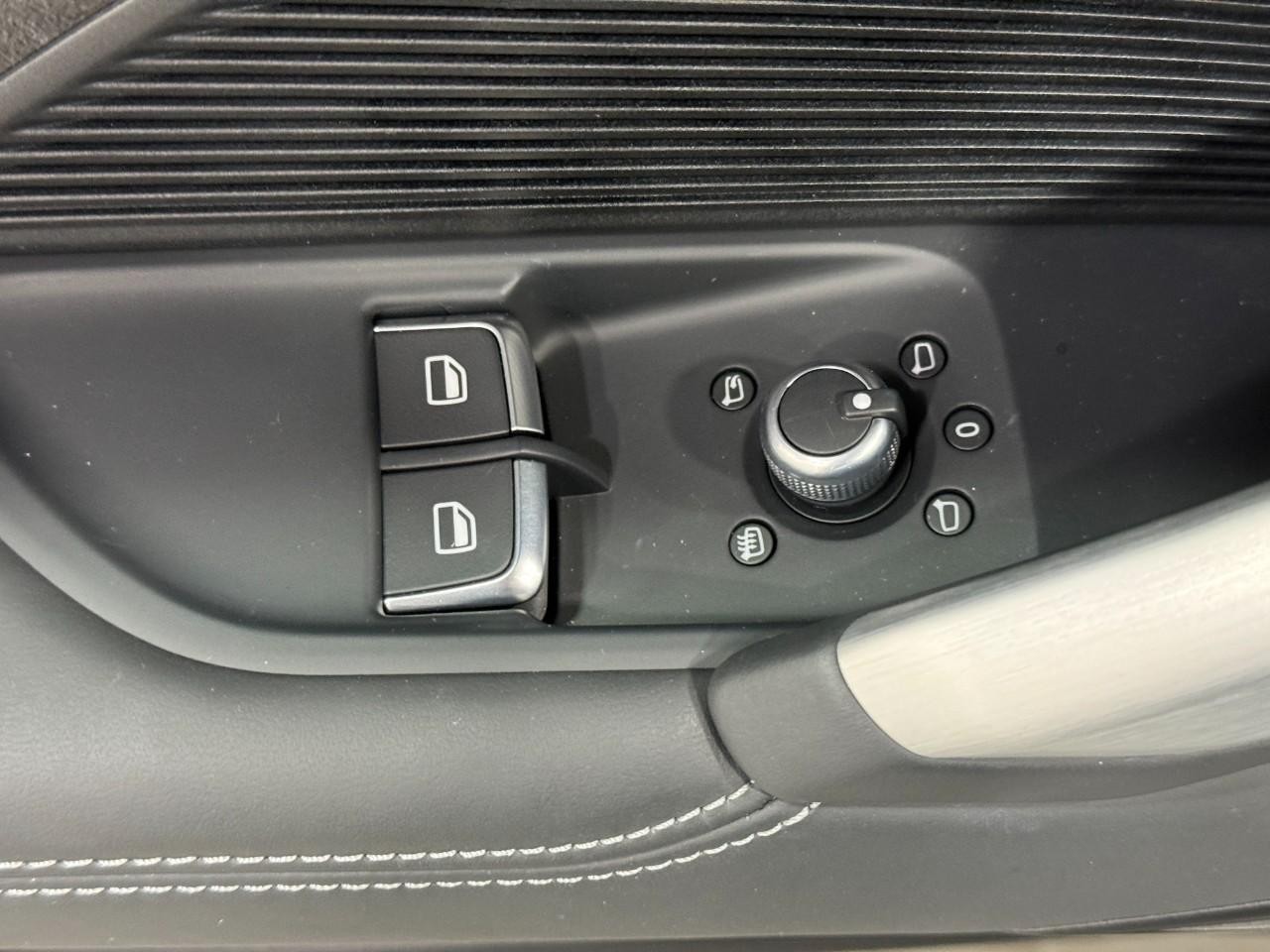 Audi TTS Coupe Vehicle Full-screen Gallery Image 23