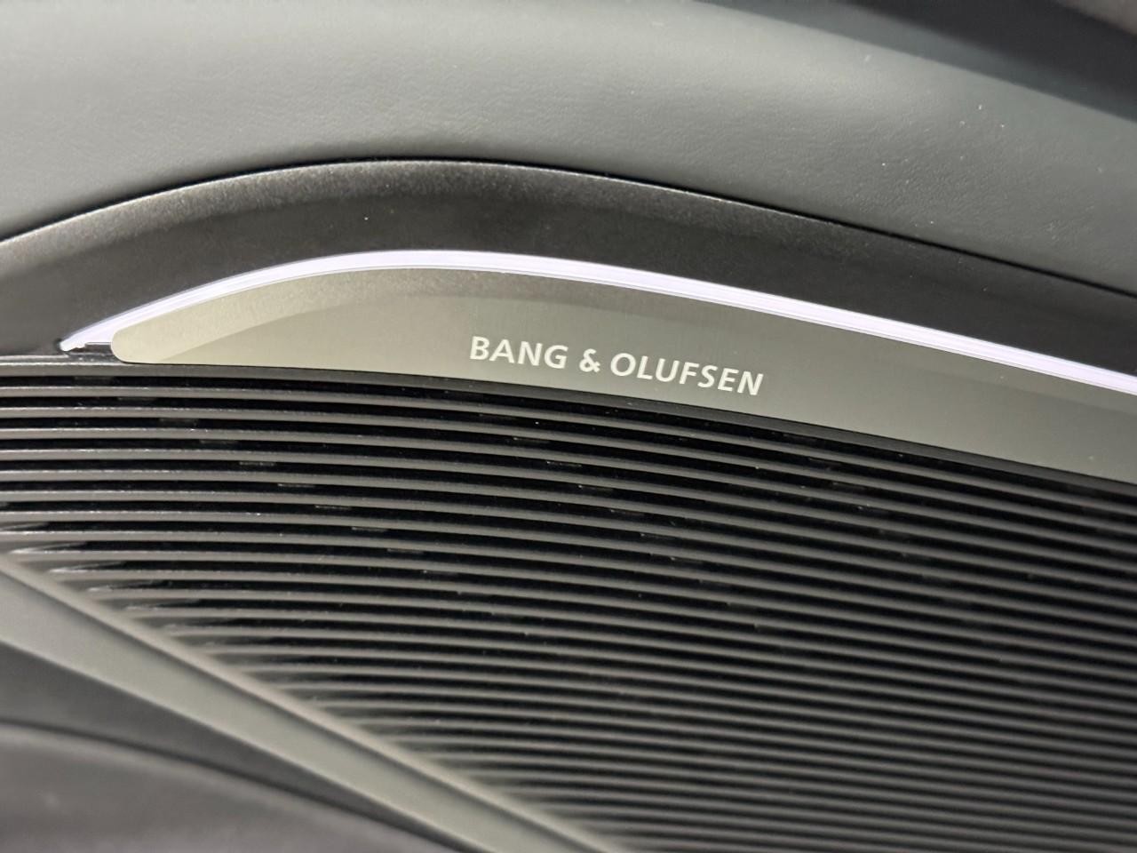 Audi TTS Coupe Vehicle Full-screen Gallery Image 24