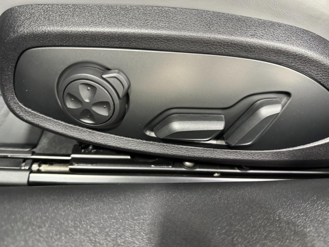 Audi TTS Coupe Vehicle Full-screen Gallery Image 27