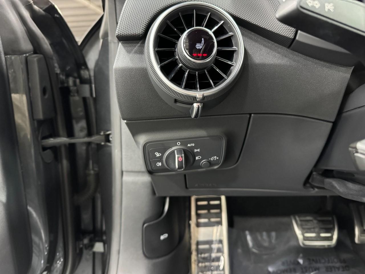 Audi TTS Coupe Vehicle Full-screen Gallery Image 28