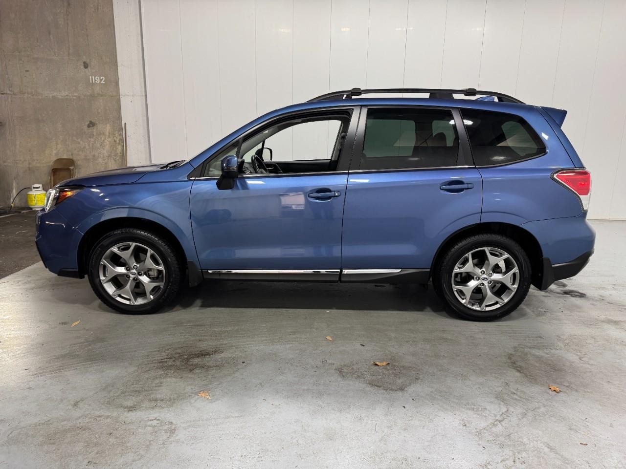 Subaru Forester Vehicle Full-screen Gallery Image 2