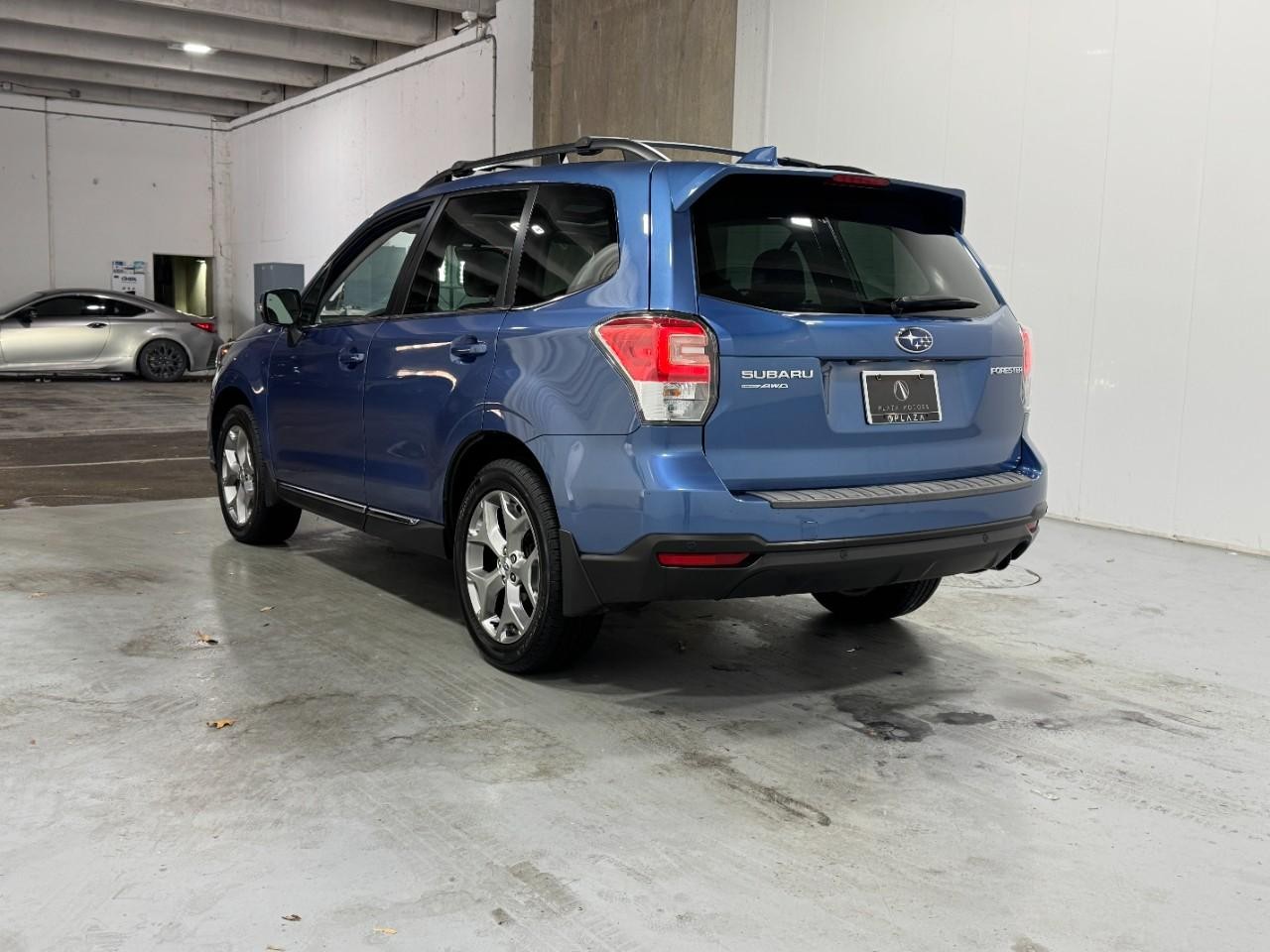 Subaru Forester Vehicle Full-screen Gallery Image 3