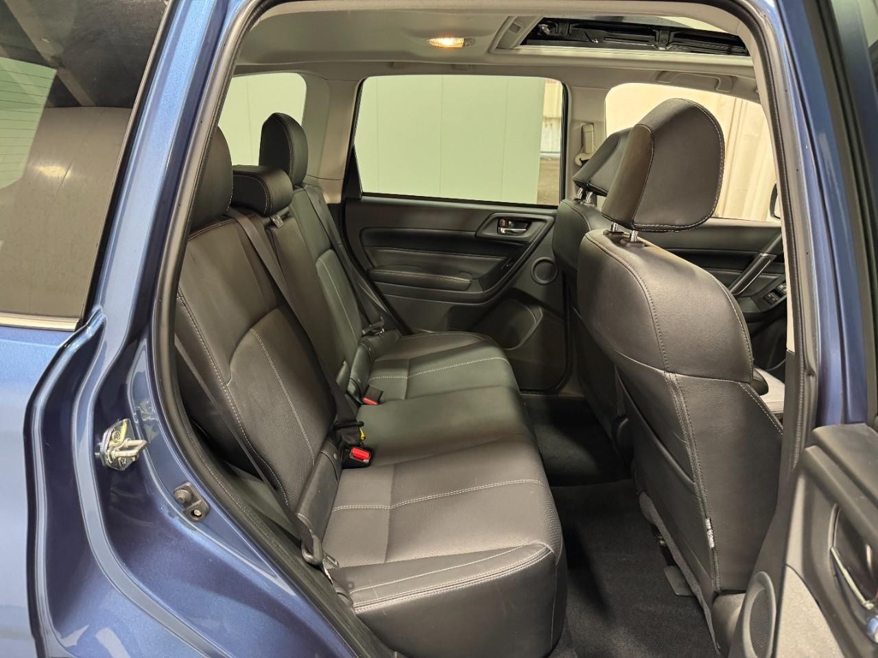 Subaru Forester Vehicle Full-screen Gallery Image 10