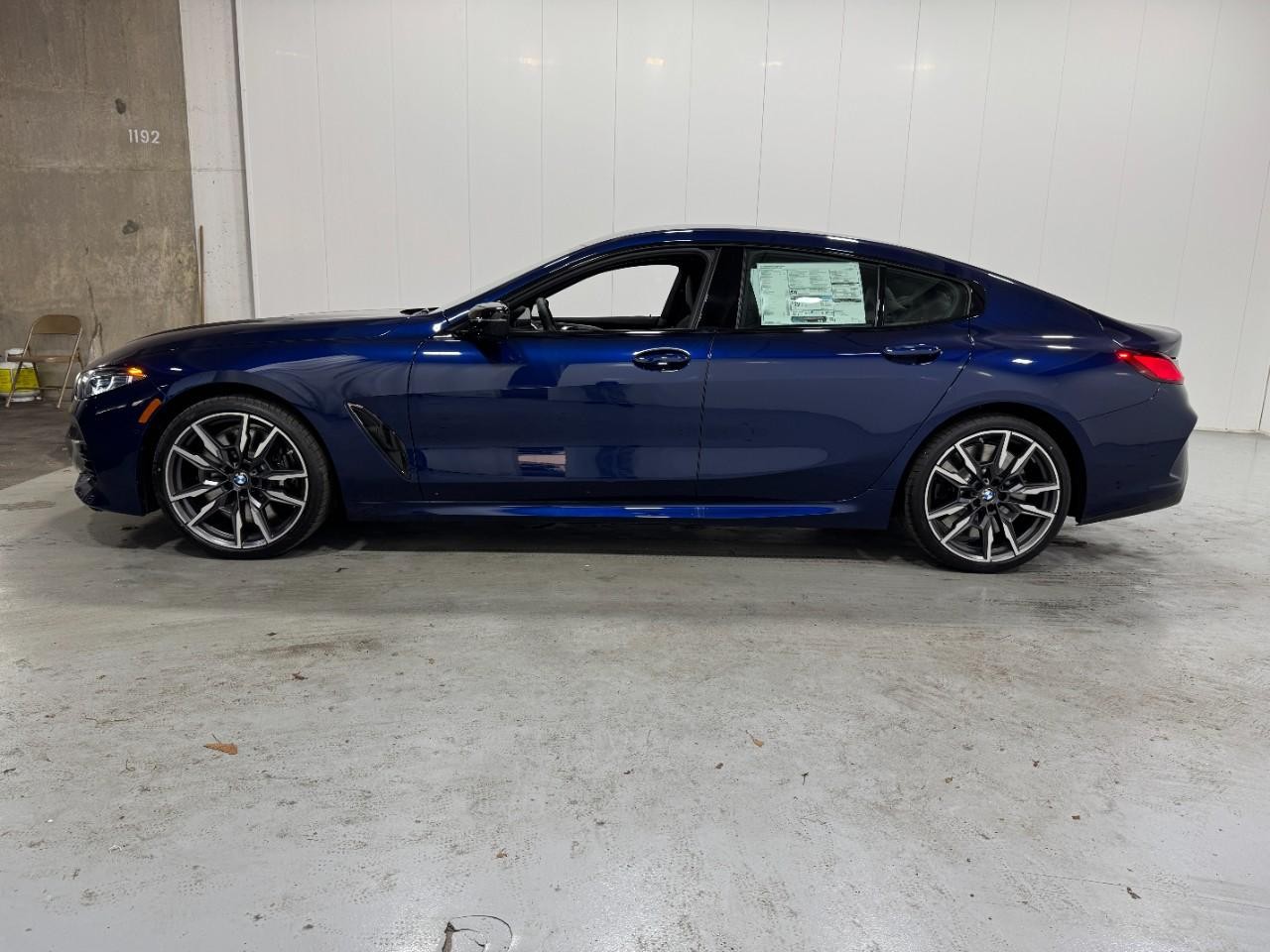 BMW 8 Series Vehicle Full-screen Gallery Image 2