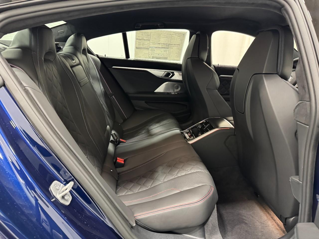 BMW 8 Series Vehicle Full-screen Gallery Image 10