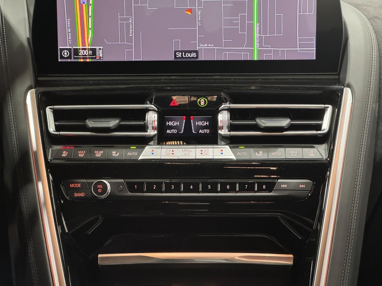 BMW 8 Series Vehicle Full-screen Gallery Image 15