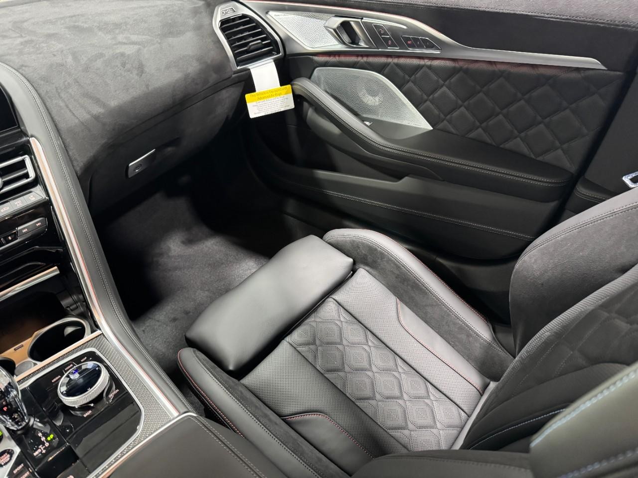 BMW 8 Series Vehicle Full-screen Gallery Image 17