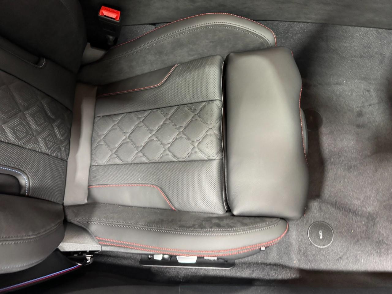 BMW 8 Series Vehicle Full-screen Gallery Image 19