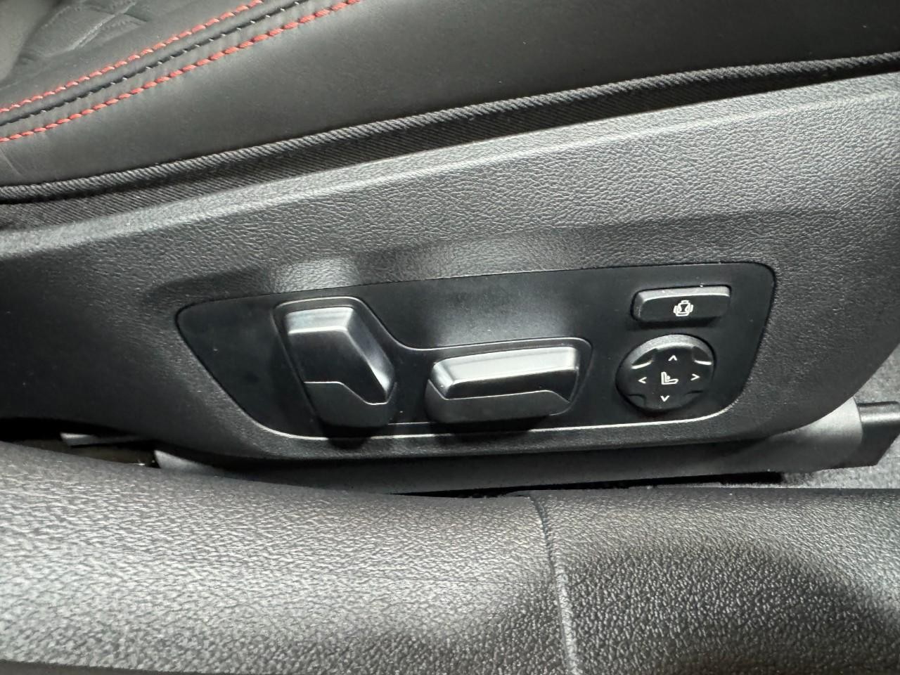 BMW 8 Series Vehicle Full-screen Gallery Image 20