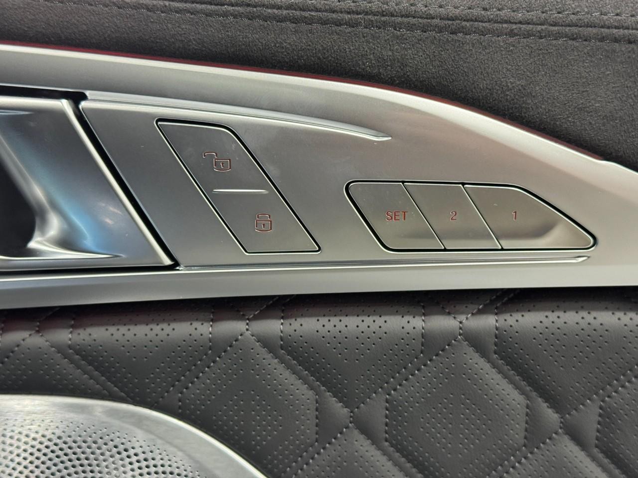 BMW 8 Series Vehicle Full-screen Gallery Image 21