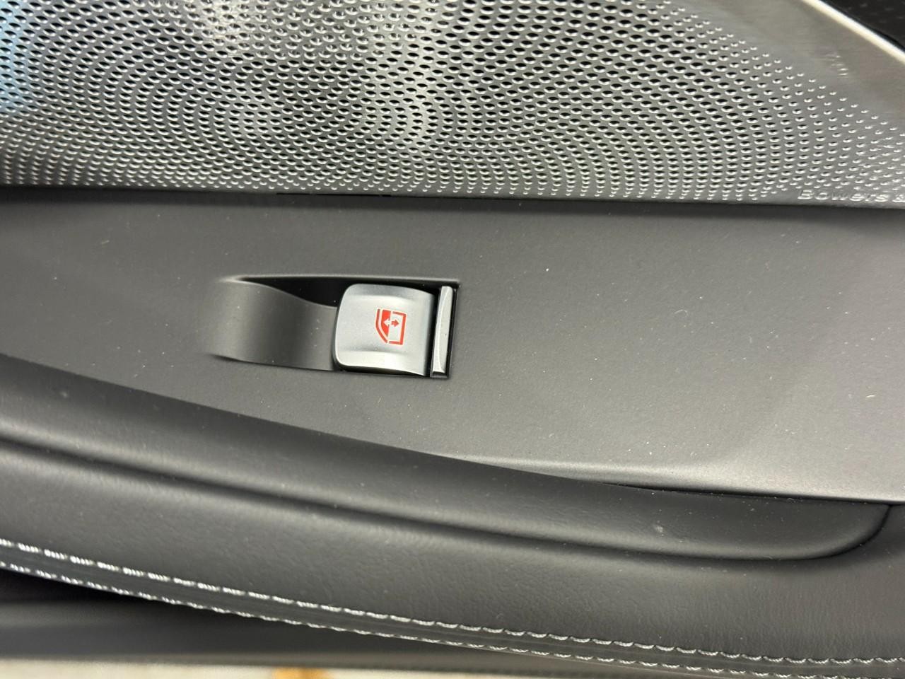 BMW 8 Series Vehicle Full-screen Gallery Image 22