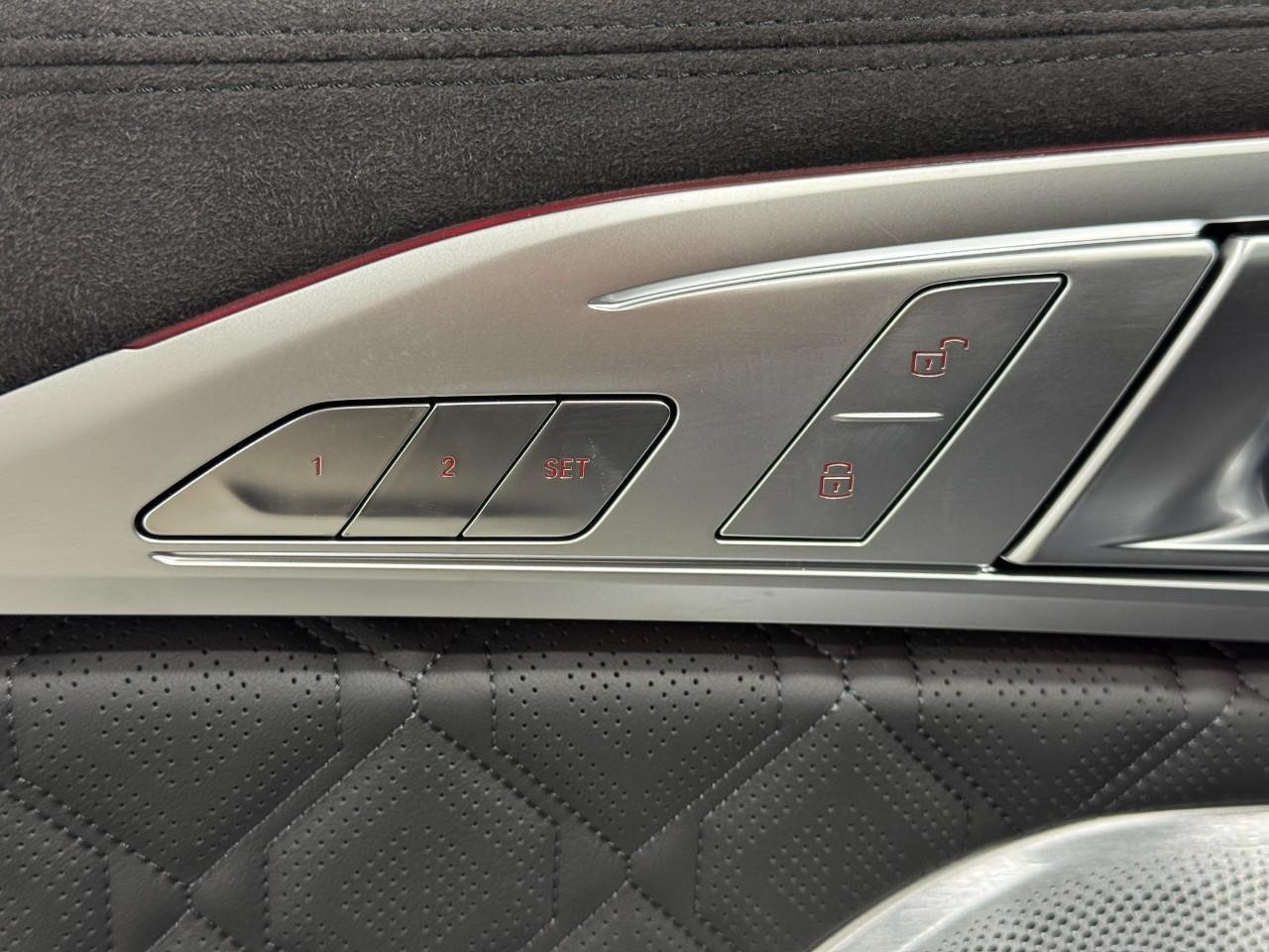 BMW 8 Series Vehicle Full-screen Gallery Image 24