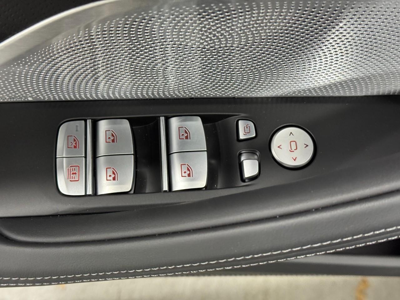 BMW 8 Series Vehicle Full-screen Gallery Image 25