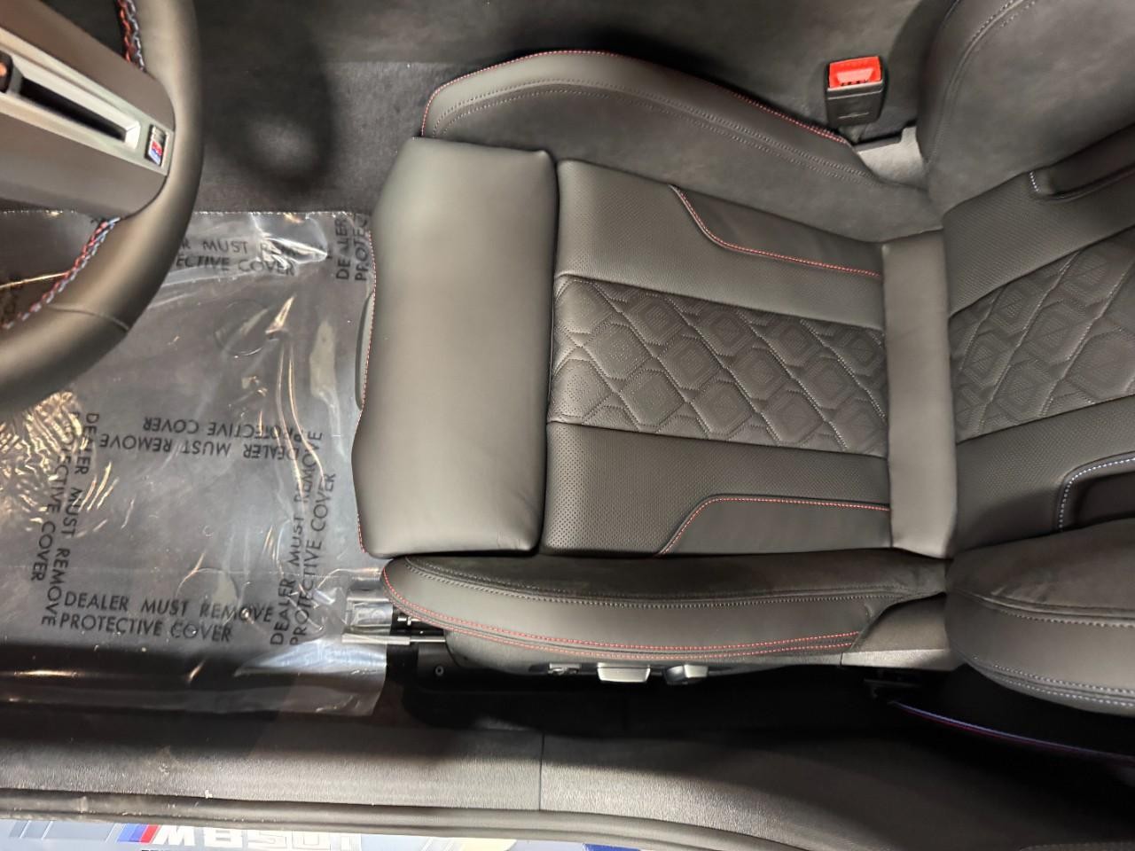 BMW 8 Series Vehicle Full-screen Gallery Image 28