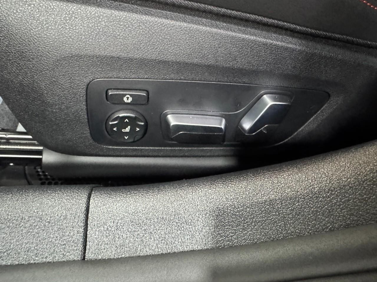 BMW 8 Series Vehicle Full-screen Gallery Image 29