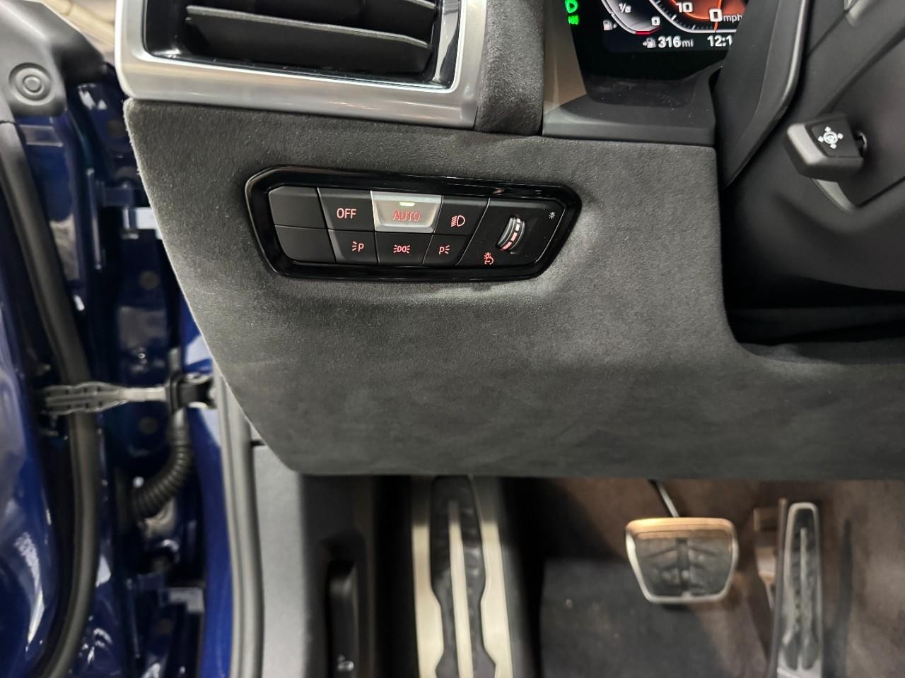 BMW 8 Series Vehicle Full-screen Gallery Image 30