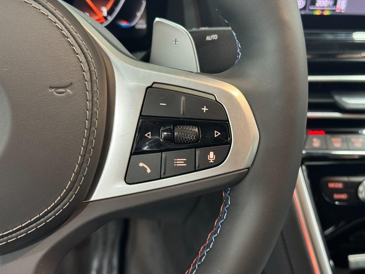 BMW 8 Series Vehicle Full-screen Gallery Image 32