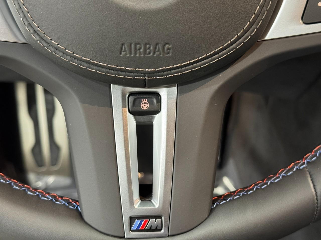 BMW 8 Series Vehicle Full-screen Gallery Image 33