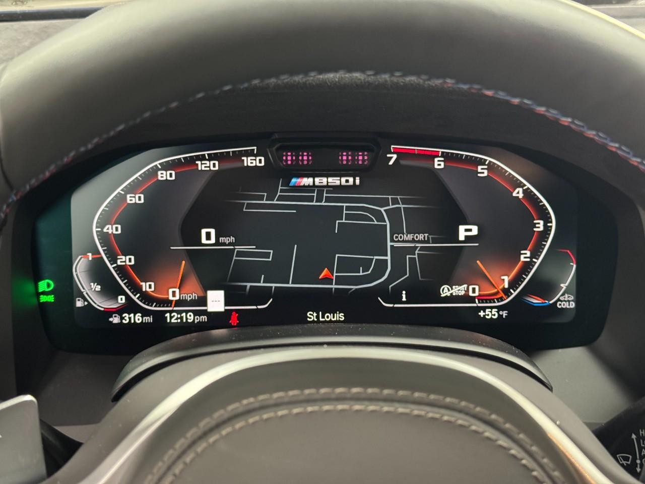 BMW 8 Series Vehicle Full-screen Gallery Image 34