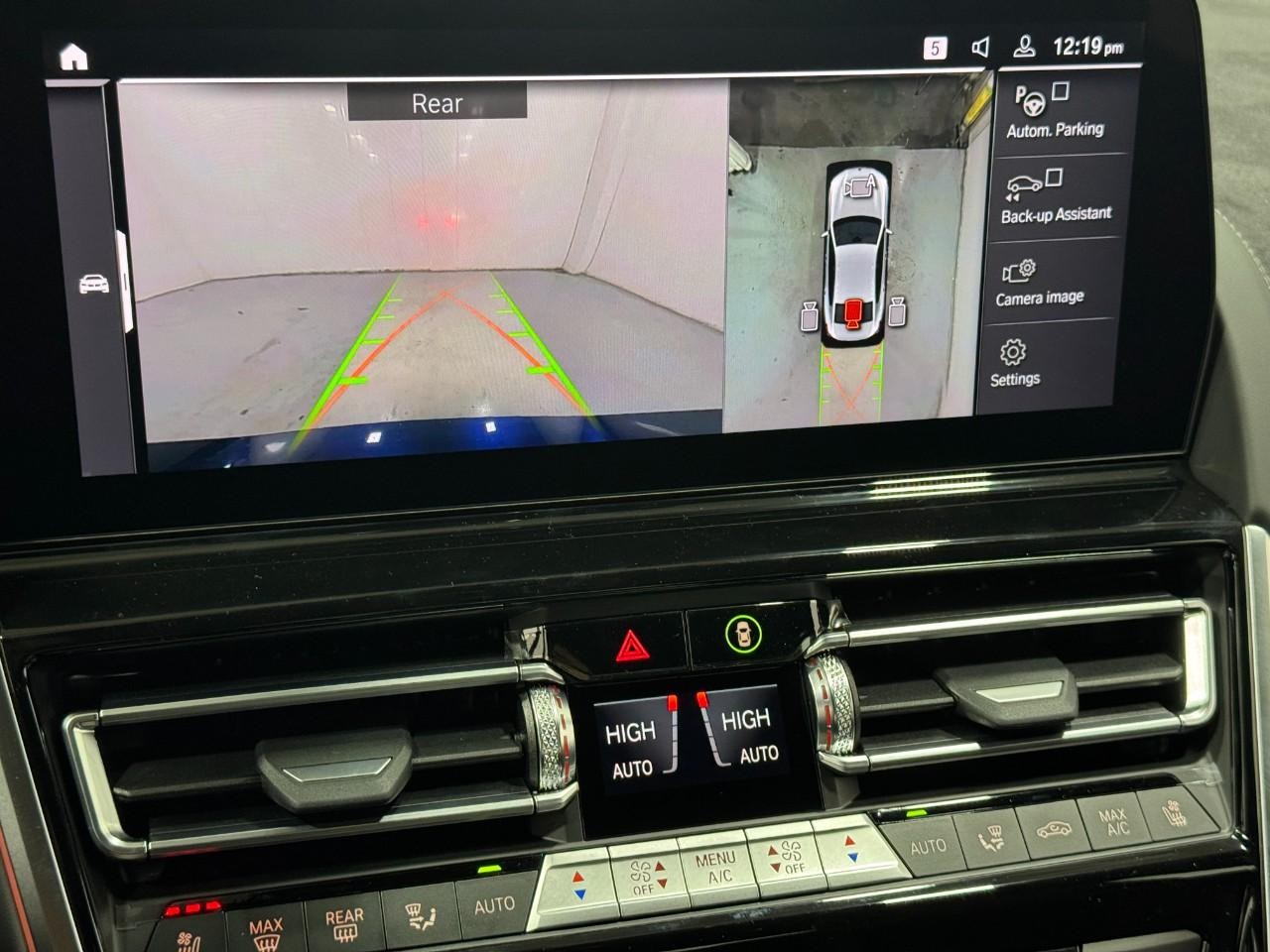 BMW 8 Series Vehicle Full-screen Gallery Image 35