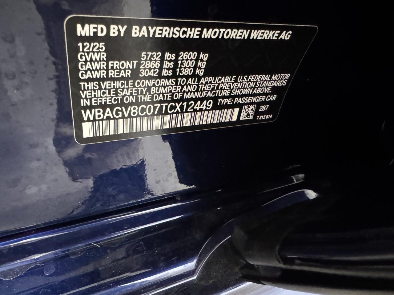 BMW 8 Series Vehicle Full-screen Gallery Image 36