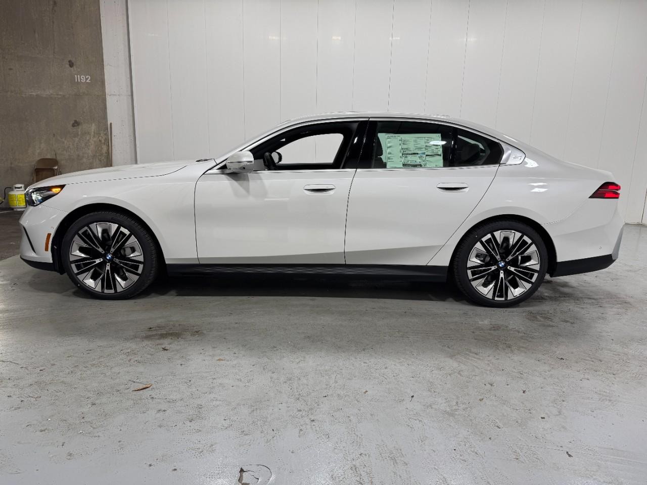 BMW 5 Series Vehicle Full-screen Gallery Image 2