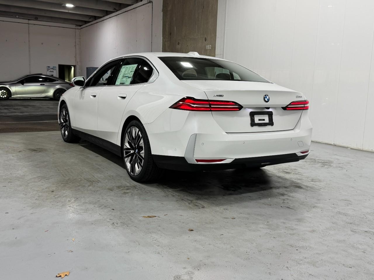 BMW 5 Series Vehicle Full-screen Gallery Image 3