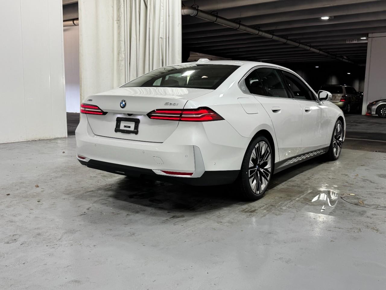 BMW 5 Series Vehicle Full-screen Gallery Image 4