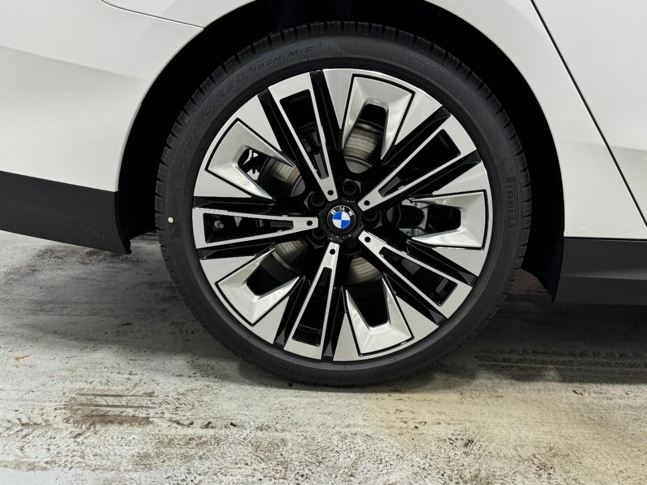 BMW 5 Series Vehicle Full-screen Gallery Image 5