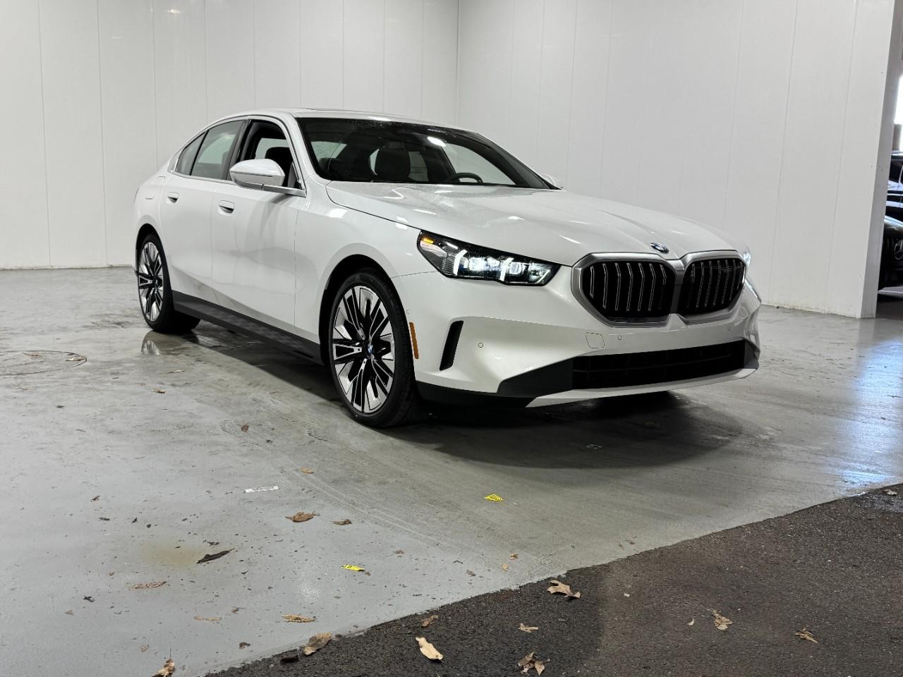 BMW 5 Series Vehicle Full-screen Gallery Image 6