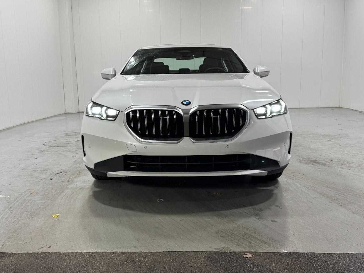 BMW 5 Series Vehicle Full-screen Gallery Image 7