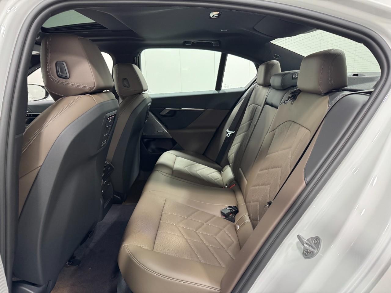 BMW 5 Series Vehicle Full-screen Gallery Image 8