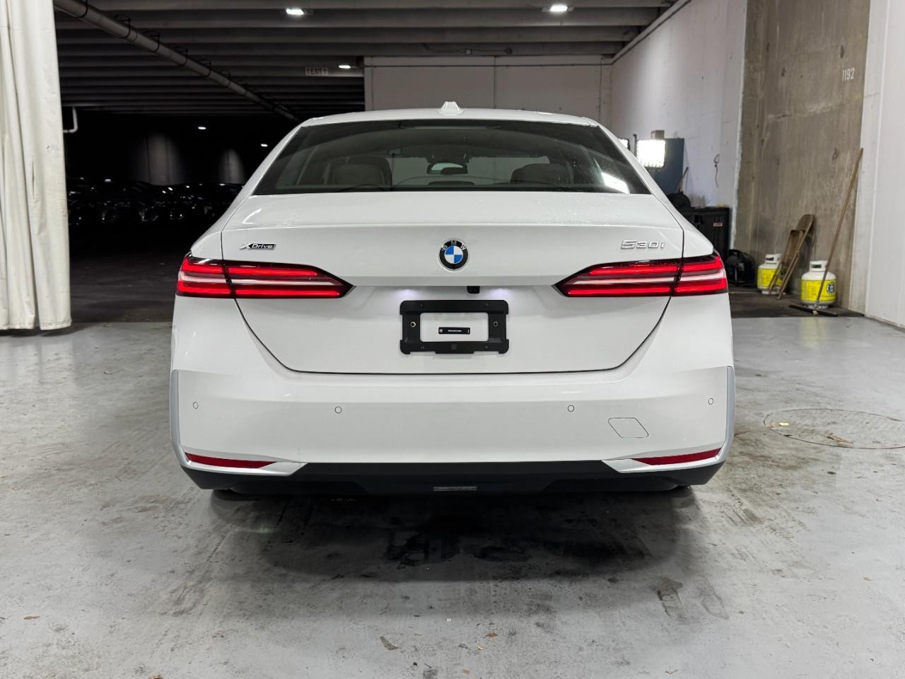 BMW 5 Series Vehicle Full-screen Gallery Image 9