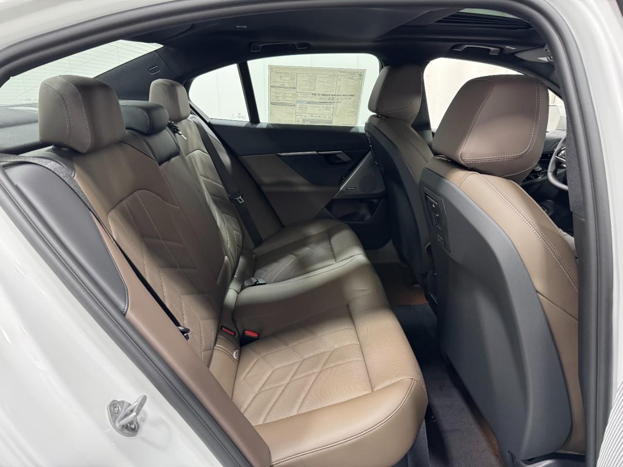 BMW 5 Series Vehicle Full-screen Gallery Image 10