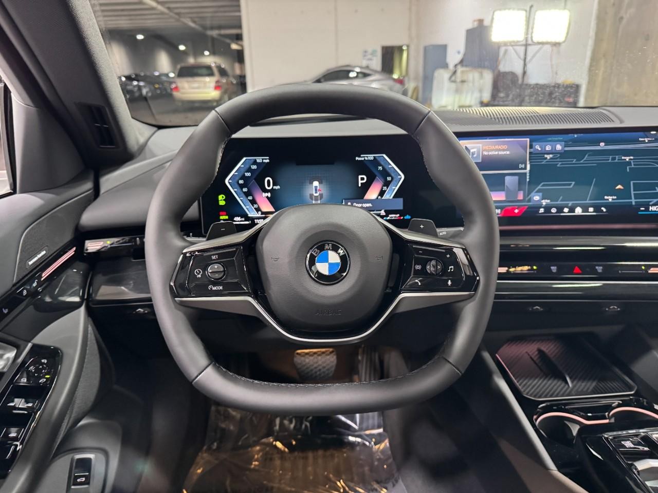 BMW 5 Series Vehicle Full-screen Gallery Image 14