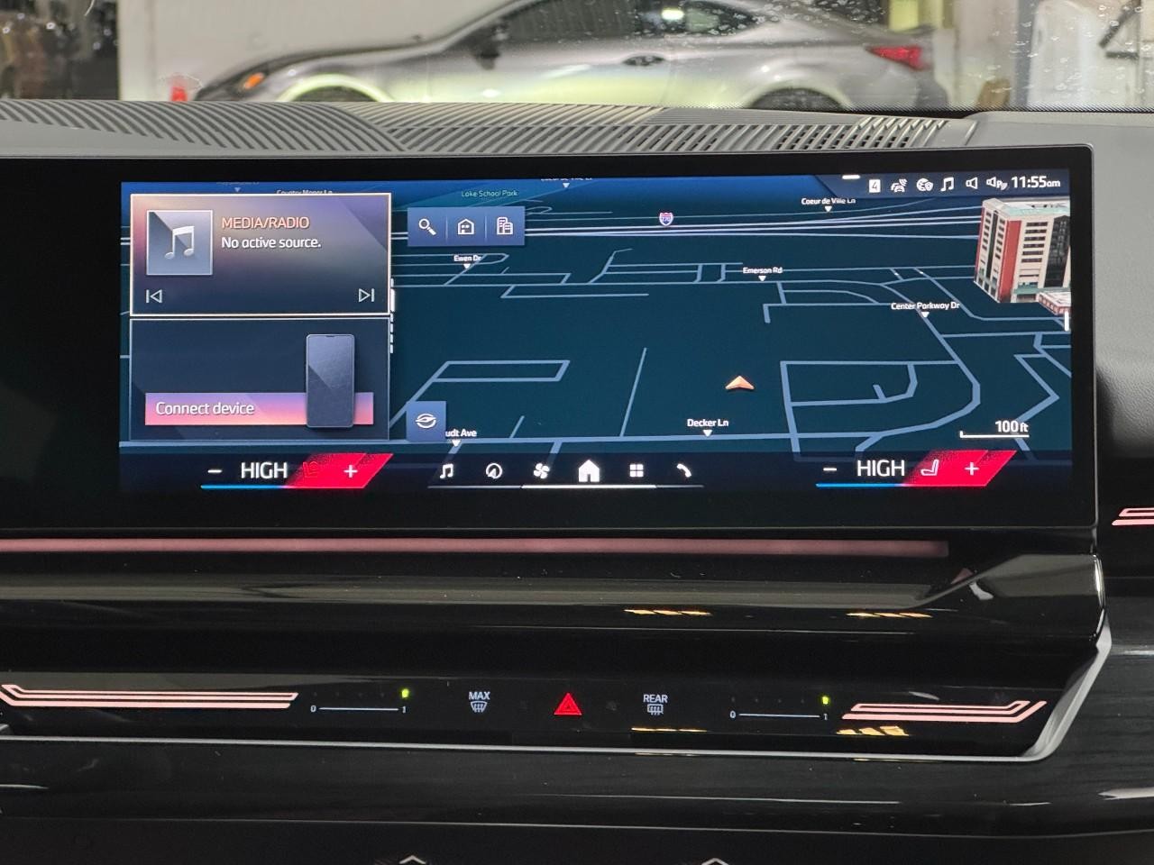 BMW 5 Series Vehicle Full-screen Gallery Image 15