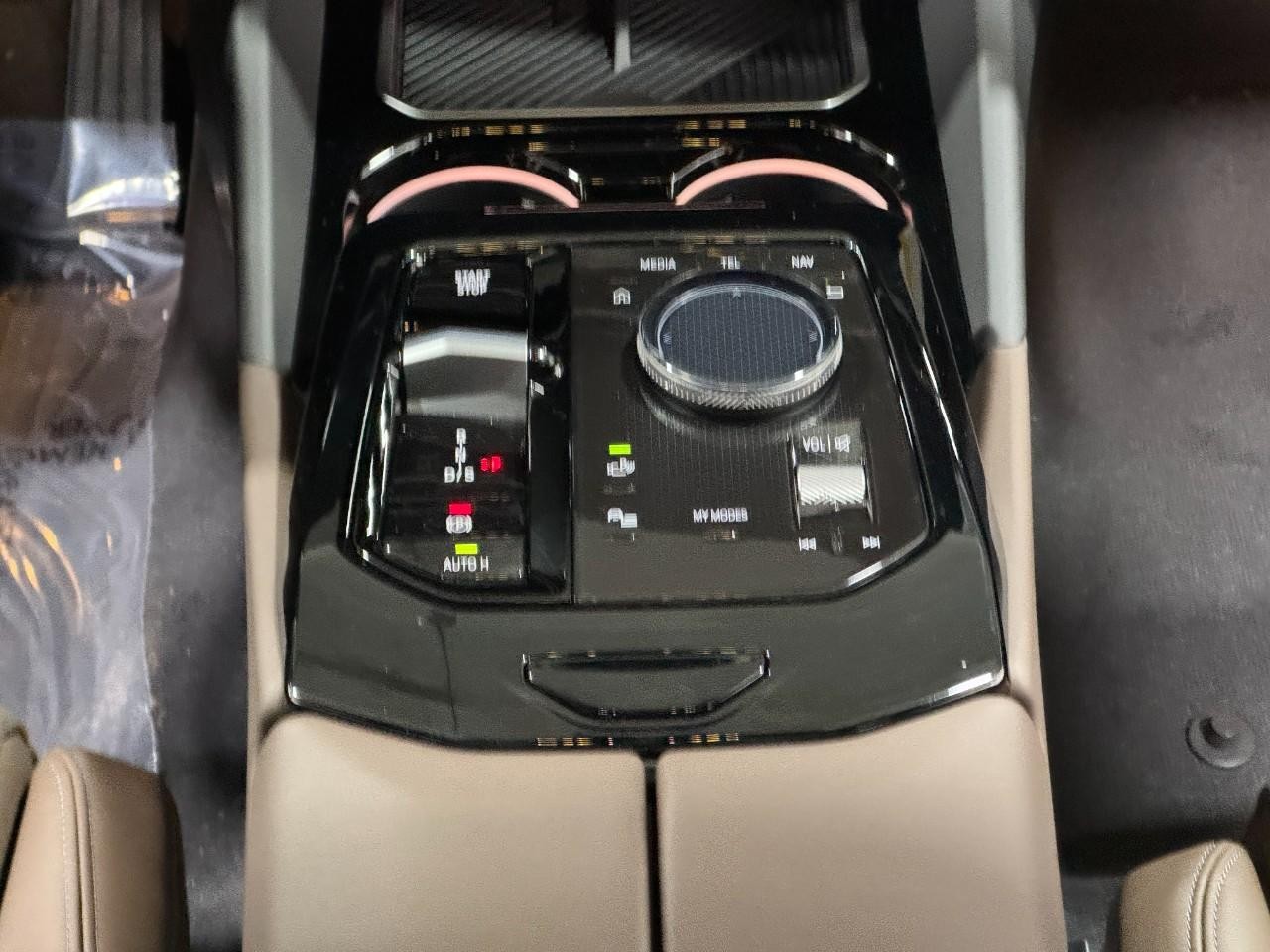 BMW 5 Series Vehicle Full-screen Gallery Image 16