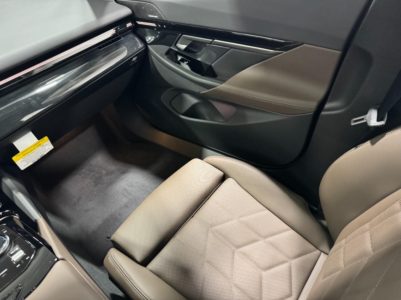 BMW 5 Series Vehicle Full-screen Gallery Image 17