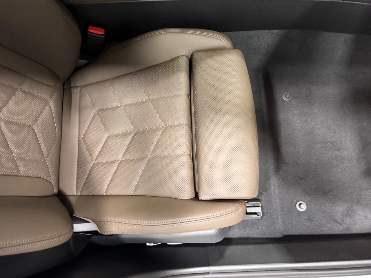 BMW 5 Series Vehicle Full-screen Gallery Image 19