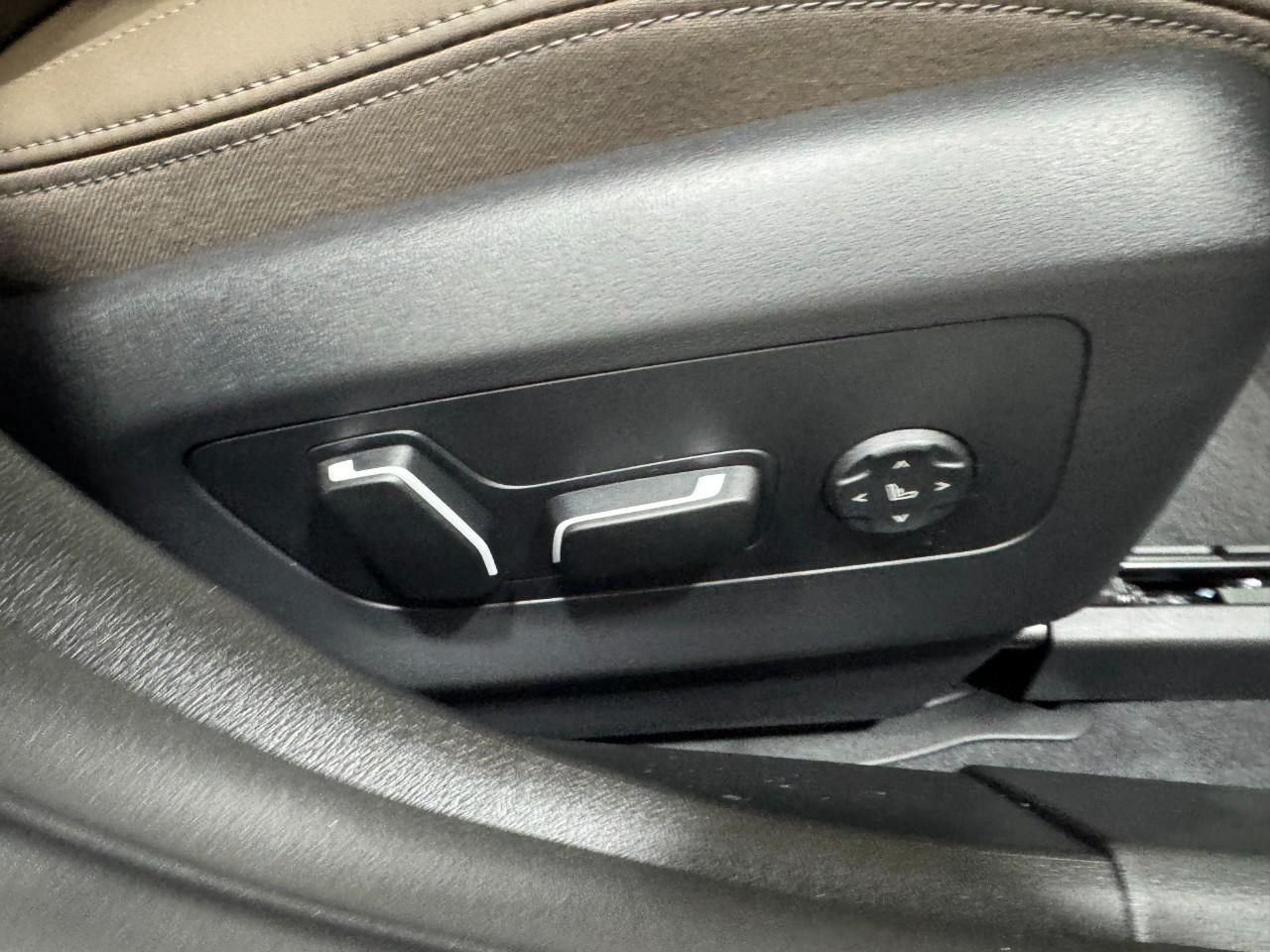 BMW 5 Series Vehicle Full-screen Gallery Image 20