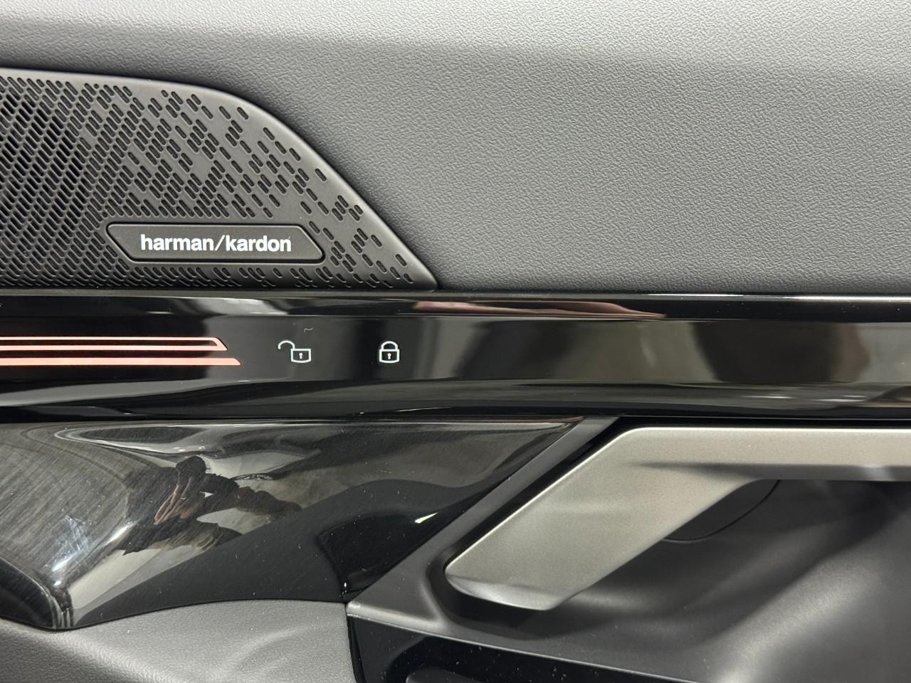 BMW 5 Series Vehicle Full-screen Gallery Image 21