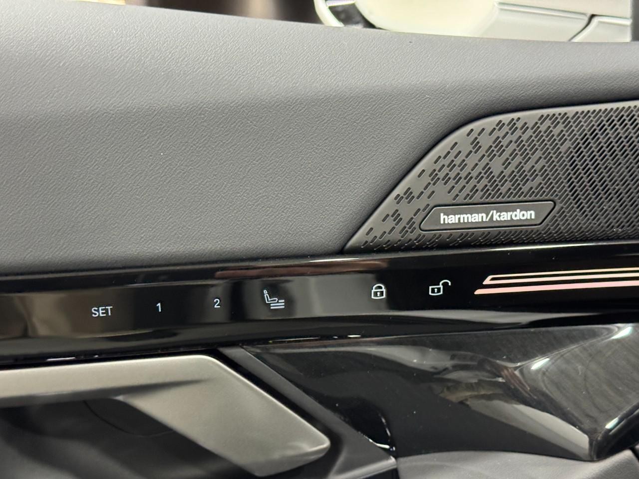 BMW 5 Series Vehicle Full-screen Gallery Image 23