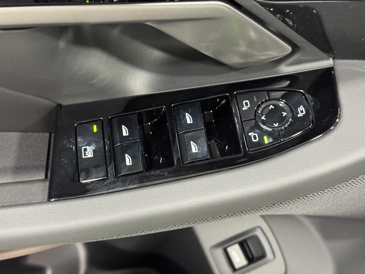 BMW 5 Series Vehicle Full-screen Gallery Image 24