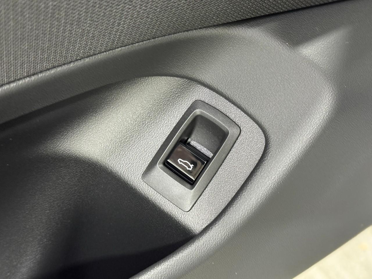 BMW 5 Series Vehicle Full-screen Gallery Image 25