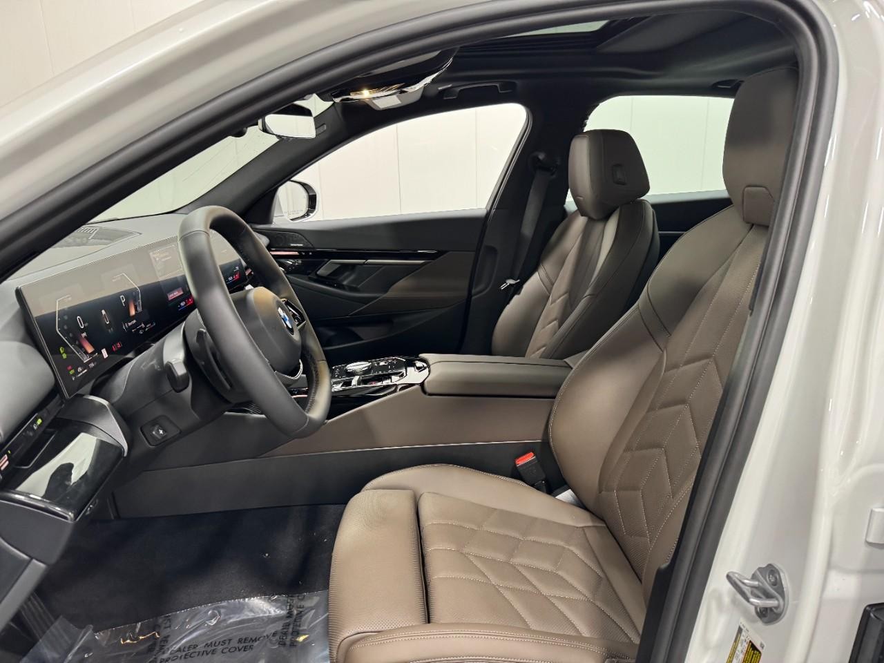 BMW 5 Series Vehicle Full-screen Gallery Image 26