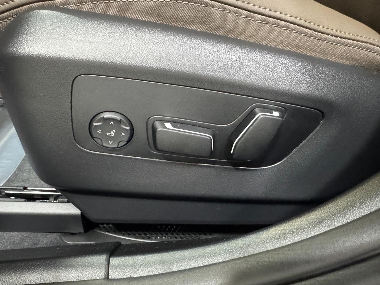 BMW 5 Series Vehicle Full-screen Gallery Image 28